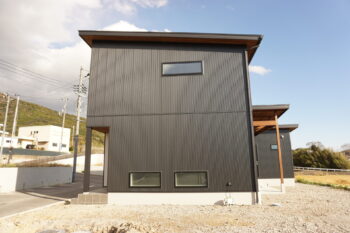 グレイッシュインテリアのすっきりシンプルなデザイン住宅