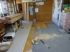 引き続きショールーム改装中